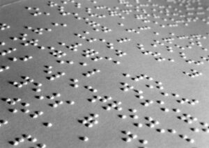 Imagen que muestra una página impresa en Braille.