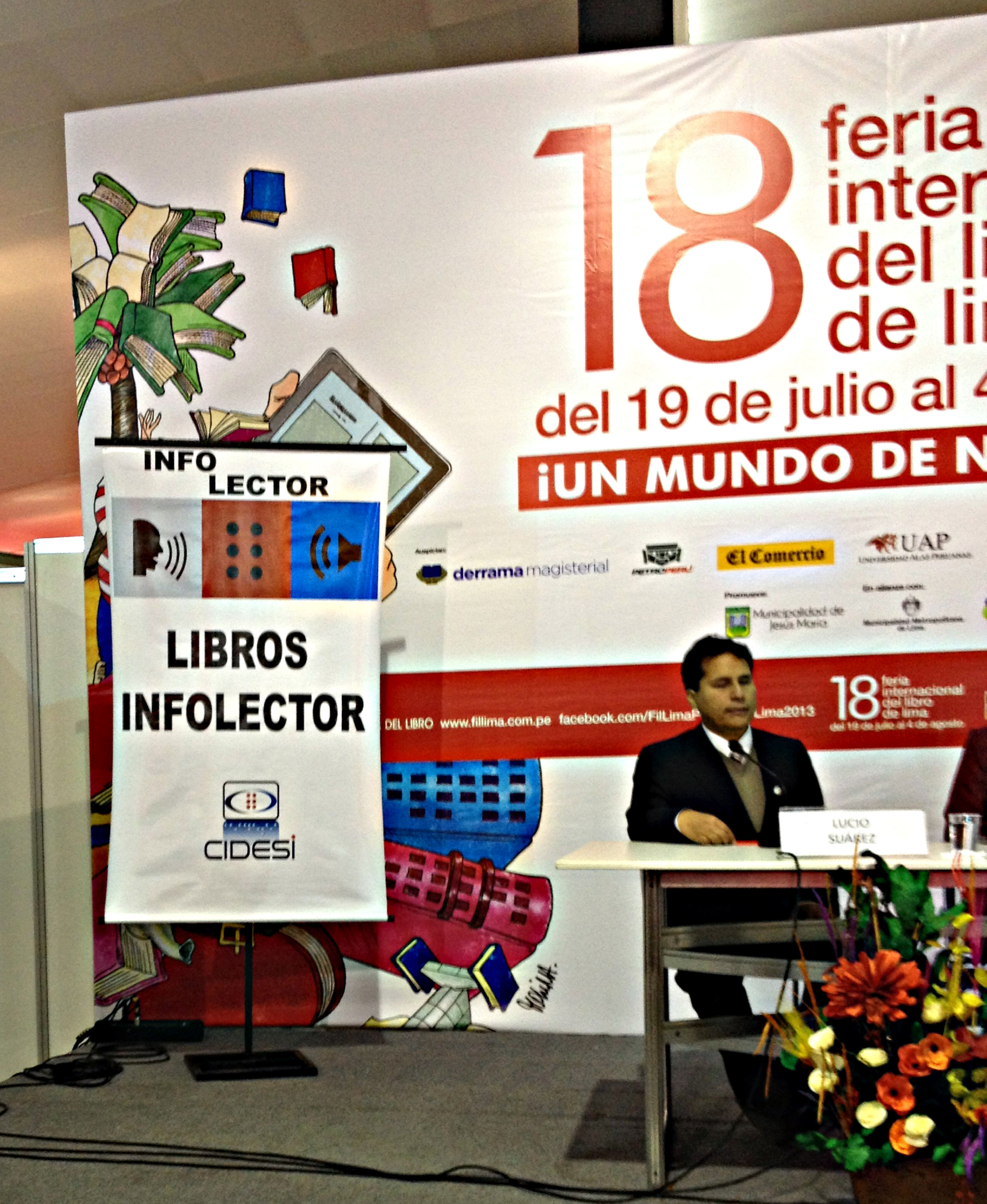 Foto de Lucio exponiendo en evento de Infolector