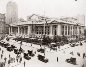 Imagen de una fotografía antigua de los exteriores de la famosa biblioteca pública de Nueva York.